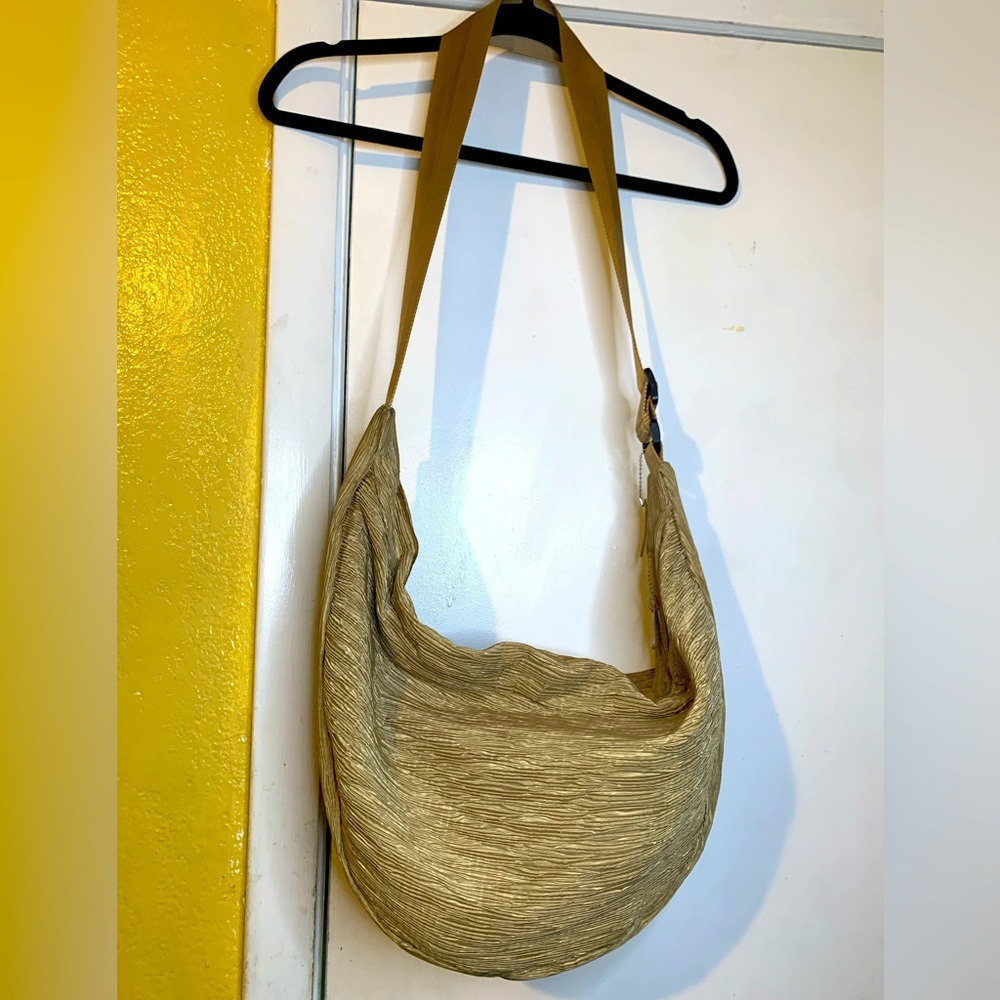 Tendence Paris oval sharp bag with top zipper. Long straps adjustable.